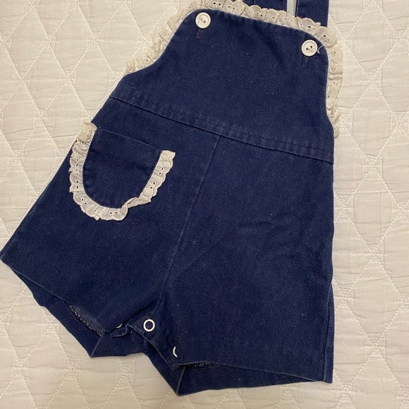 Vintage Girls 12 Month Dark Denim Eyelet Overall Shorts Romper Pocket Ruffle 80s - Picture 3 of 11